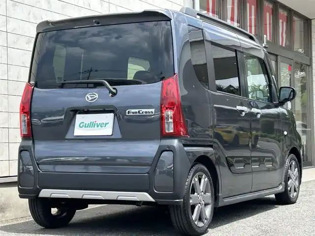 ダイハツ タント ファンクロスターボ 埼玉県 2022(令4)年 0.9万km クロムグレーメタリック メーカーオプション純正ナビ/AM/FM/Bluetooth/バックカメラ/ドライブレコーダー/両側パワースライドドア/スマートアシスト/横滑り防止/衝突回避支援ブレーキ機能/前後クリアランスソナー/前席シートヒーター/純正フロアマット/プッシュスタート/ルーフレール/LEDヘッドライト/フォグライト/スマートキー/スペアキー