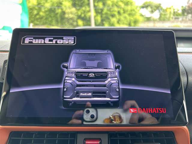 ダイハツ タント ファンクロスターボ 埼玉県 2022(令4)年 0.9万km クロムグレーメタリック メーカーオプション純正ナビ/AM/FM/Bluetooth/バックカメラ/ドライブレコーダー/両側パワースライドドア/スマートアシスト/横滑り防止/衝突回避支援ブレーキ機能/前後クリアランスソナー/前席シートヒーター/純正フロアマット/プッシュスタート/ルーフレール/LEDヘッドライト/フォグライト/スマートキー/スペアキー