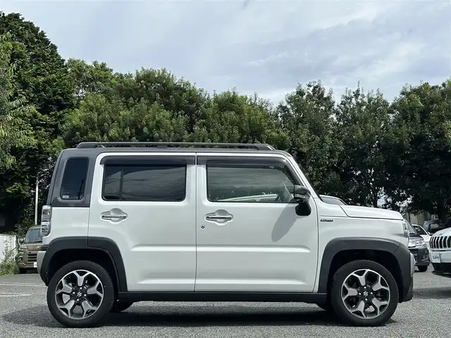 スズキ ハスラー Jスタイル ターボ 長崎県 2021(令3)年 2.7万km ピュアホワイトパール/ガンメタリック2トーン ワンオーナー/純正ナビ（9インチ）/・Bluetoothオーディオ/USBオーディオ/・Apple CarPlay/AndroidAuto/・フルセグTV/DVD/全方位モニター/セーフティサポート/・レーンキープアシスト/・アダプティブクルーズコントロール/シートヒーター（前席）/純正１５インチアルミ/LEDヘッドランプ/・オートライト/オートマチックハイビーム/J STYLEエンブレム（バックドア）/ビルトインETC/シートバックテーブル/ステアリングリモコン/スマートキー/純正シートカバー/取扱説明書/保証書/スペアキー1本
