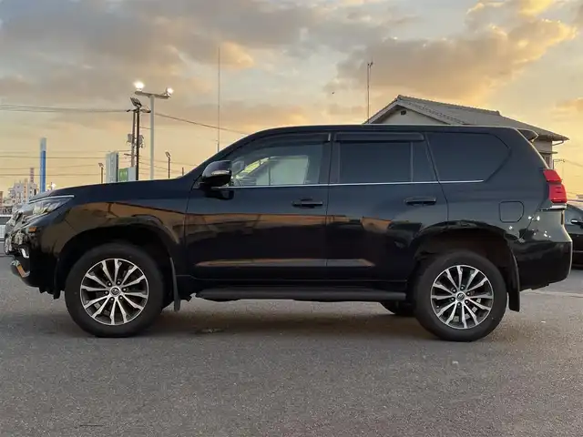 トヨタ ランドクルーザー プラド TX Lパッケージ 広島県 2021(令3)年 10.8万km ブラック ワンオーナー/純正メモリナビ/　【BT/Miracast/DTV】/パノラミックビューモニター/フロント/両サイド/バックカメラ/プリクラッシュセーフティー/レーダークルーズコントロール/ブラインドスポットモニター/先行車発進告知/ロードサインアシスト/クリアランスソナー/バックセンサー/レザーシート/シートヒーター/エアシート/パワーシート/ビルトインETC2.0/オートライト/純正LEDライト/フォグランプ/プッシュスタート/純正１９インチアルミホイール/純正ドアバイザー/リアプライバシーガラス/純正フロアマット/スペアキー【スマートキー】/ウインカーミラー/社外ドライブレコーダー(DC-DR412)/取扱説明書