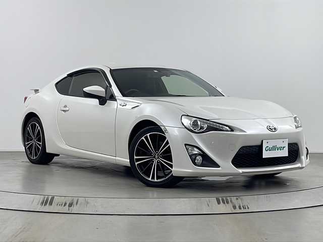 トヨタ ８６ 埼玉県 2012(平24)年 6.4万km パール 純正ナビ（AM　FM　CD　DVD　USB　Bluetooth　フルセグ）/前方ドライブレコーダー/ETC/パドルシフト/プッシュスタート/ドライブモードセレクト/前席シートヒーター/フロントフォグランプ/純正フロアマット/純正アルミホイール/盗難防止装置/横滑り防止装置/オートライト/アルミペダル