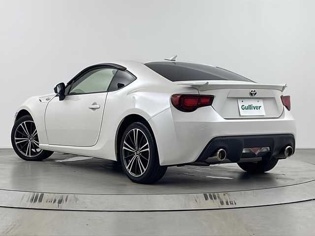トヨタ ８６ 埼玉県 2012(平24)年 6.4万km パール 純正ナビ（AM　FM　CD　DVD　USB　Bluetooth　フルセグ）/前方ドライブレコーダー/ETC/パドルシフト/プッシュスタート/ドライブモードセレクト/前席シートヒーター/フロントフォグランプ/純正フロアマット/純正アルミホイール/盗難防止装置/横滑り防止装置/オートライト/アルミペダル