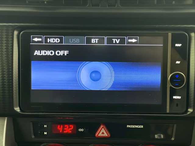 トヨタ ８６ 埼玉県 2012(平24)年 6.4万km パール 純正ナビ（AM　FM　CD　DVD　USB　Bluetooth　フルセグ）/前方ドライブレコーダー/ETC/パドルシフト/プッシュスタート/ドライブモードセレクト/前席シートヒーター/フロントフォグランプ/純正フロアマット/純正アルミホイール/盗難防止装置/横滑り防止装置/オートライト/アルミペダル
