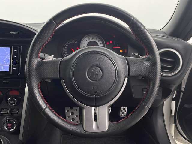 トヨタ ８６ 埼玉県 2012(平24)年 6.4万km パール 純正ナビ（AM　FM　CD　DVD　USB　Bluetooth　フルセグ）/前方ドライブレコーダー/ETC/パドルシフト/プッシュスタート/ドライブモードセレクト/前席シートヒーター/フロントフォグランプ/純正フロアマット/純正アルミホイール/盗難防止装置/横滑り防止装置/オートライト/アルミペダル