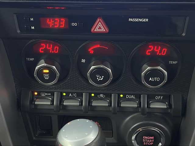 トヨタ ８６ 埼玉県 2012(平24)年 6.4万km パール 純正ナビ（AM　FM　CD　DVD　USB　Bluetooth　フルセグ）/前方ドライブレコーダー/ETC/パドルシフト/プッシュスタート/ドライブモードセレクト/前席シートヒーター/フロントフォグランプ/純正フロアマット/純正アルミホイール/盗難防止装置/横滑り防止装置/オートライト/アルミペダル