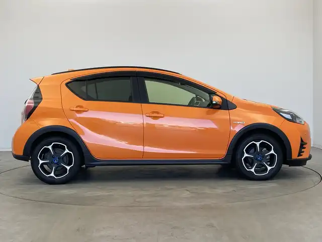 トヨタ アクア クロスオーバー 新潟県 2019(平31)年 1.5万km オレンジパールクリスタルシャイン 純正メモリナビ【NSZT-W68T】/　フルセグTV/Bluetooth/CD/DVD/トヨタセーフティセンス/・プリクラッシュセーフティ/・レーントレーシングアシスト/・レーンディパーチャーアラート/・レーダークルーズコントロール/・ロードサインアシスト/・オートマチックハイビーム/ハーフレザーシート/前席シートヒーター/前後コーナーセンサー/前後ドライブレコーダー/バックモニター/ビルトインETC/モデリスタアルミホイール/横滑り防止装置/LEDヘッドライト/オートマチックハイビーム/レザーステアリング/ステアリングスイッチ/禁煙車