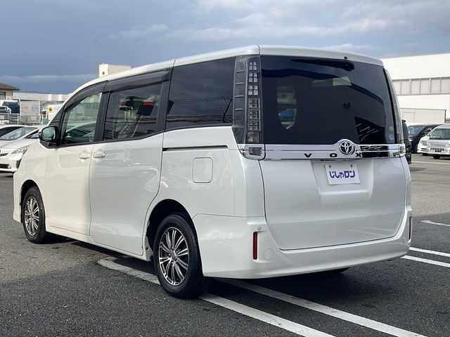 トヨタ ヴォクシー 熊本県 2014(平26)年 13.7万km ホワイトパールクリスタルシャイン (株)IDOMが運営する【じしゃロン熊本店】の自社ローン専用車両になります。こちらは現金またはオートローンご利用時の価格です。自社ローンご希望の方は別途その旨お申付け下さい　/純正ナビ（NSZT-W64）/バックカメラ/純正フリップダウンモニター/DVD/CD/Bluetooth接続/ビルトインETC/両側パワースライドドア/コーナーセンサー/LEDヘッドライト/オートライト/スマートキー