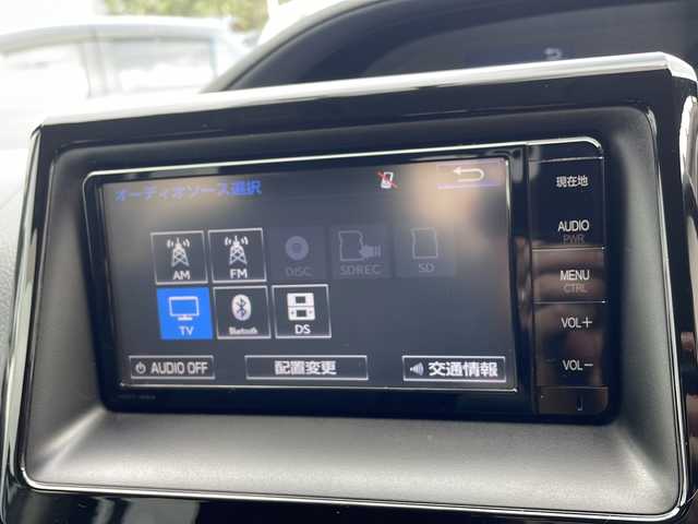 トヨタ ヴォクシー 熊本県 2014(平26)年 13.7万km ホワイトパールクリスタルシャイン (株)IDOMが運営する【じしゃロン熊本店】の自社ローン専用車両になります。こちらは現金またはオートローンご利用時の価格です。自社ローンご希望の方は別途その旨お申付け下さい　/純正ナビ（NSZT-W64）/バックカメラ/純正フリップダウンモニター/DVD/CD/Bluetooth接続/ビルトインETC/両側パワースライドドア/コーナーセンサー/LEDヘッドライト/オートライト/スマートキー
