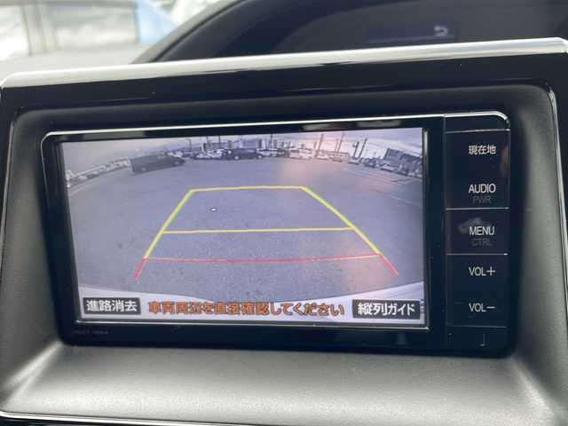 トヨタ ヴォクシー 熊本県 2014(平26)年 13.7万km ホワイトパールクリスタルシャイン (株)IDOMが運営する【じしゃロン熊本店】の自社ローン専用車両になります。こちらは現金またはオートローンご利用時の価格です。自社ローンご希望の方は別途その旨お申付け下さい　/純正ナビ（NSZT-W64）/バックカメラ/純正フリップダウンモニター/DVD/CD/Bluetooth接続/ビルトインETC/両側パワースライドドア/コーナーセンサー/LEDヘッドライト/オートライト/スマートキー