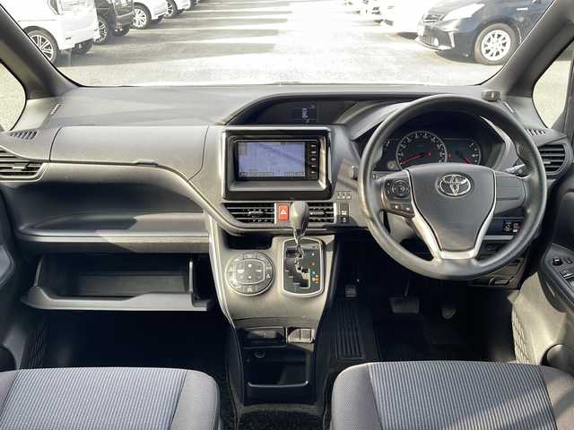 トヨタ ヴォクシー 熊本県 2014(平26)年 13.7万km ホワイトパールクリスタルシャイン (株)IDOMが運営する【じしゃロン熊本店】の自社ローン対象車両になります。こちらは現金ご利用時の価格です。自社ローンご希望の方は別途その旨お申付け下さい。/純正ナビ（NSZT-W64）/バックカメラ/純正フリップダウンモニター/DVD/CD/Bluetooth接続/ビルトインETC/両側パワースライドドア/コーナーセンサー/LEDヘッドライト/オートライト/スマートキー