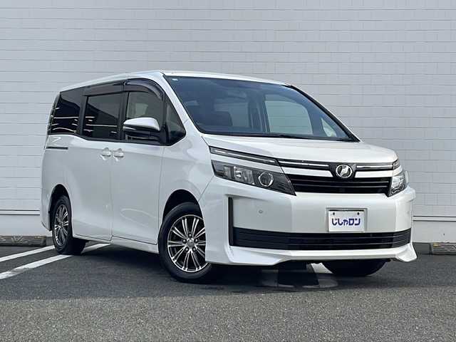 トヨタ ヴォクシー 熊本県 2014(平26)年 13.7万km ホワイトパールクリスタルシャイン (株)IDOMが運営する【じしゃロン熊本店】の自社ローン対象車両になります。こちらは現金ご利用時の価格です。自社ローンご希望の方は別途その旨お申付け下さい。/純正ナビ（NSZT-W64）/バックカメラ/純正フリップダウンモニター/DVD/CD/Bluetooth接続/ビルトインETC/両側パワースライドドア/コーナーセンサー/LEDヘッドライト/オートライト/スマートキー