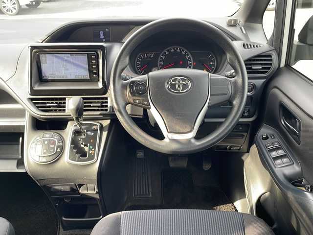 トヨタ ヴォクシー 熊本県 2014(平26)年 13.7万km ホワイトパールクリスタルシャイン (株)IDOMが運営する【じしゃロン熊本店】の自社ローン対象車両になります。こちらは現金ご利用時の価格です。自社ローンご希望の方は別途その旨お申付け下さい。/純正ナビ（NSZT-W64）/バックカメラ/純正フリップダウンモニター/DVD/CD/Bluetooth接続/ビルトインETC/両側パワースライドドア/コーナーセンサー/LEDヘッドライト/オートライト/スマートキー