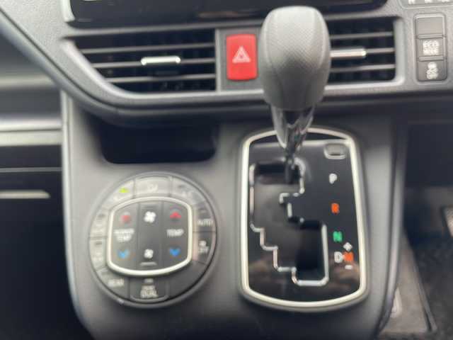 トヨタ ヴォクシー 熊本県 2014(平26)年 13.7万km ホワイトパールクリスタルシャイン (株)IDOMが運営する【じしゃロン熊本店】の自社ローン対象車両になります。こちらは現金ご利用時の価格です。自社ローンご希望の方は別途その旨お申付け下さい。/純正ナビ（NSZT-W64）/バックカメラ/純正フリップダウンモニター/DVD/CD/Bluetooth接続/ビルトインETC/両側パワースライドドア/コーナーセンサー/LEDヘッドライト/オートライト/スマートキー