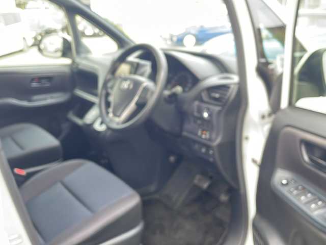 トヨタ ヴォクシー 熊本県 2014(平26)年 13.7万km ホワイトパールクリスタルシャイン (株)IDOMが運営する【じしゃロン熊本店】の自社ローン対象車両になります。こちらは現金ご利用時の価格です。自社ローンご希望の方は別途その旨お申付け下さい。/純正ナビ（NSZT-W64）/バックカメラ/純正フリップダウンモニター/DVD/CD/Bluetooth接続/ビルトインETC/両側パワースライドドア/コーナーセンサー/LEDヘッドライト/オートライト/スマートキー