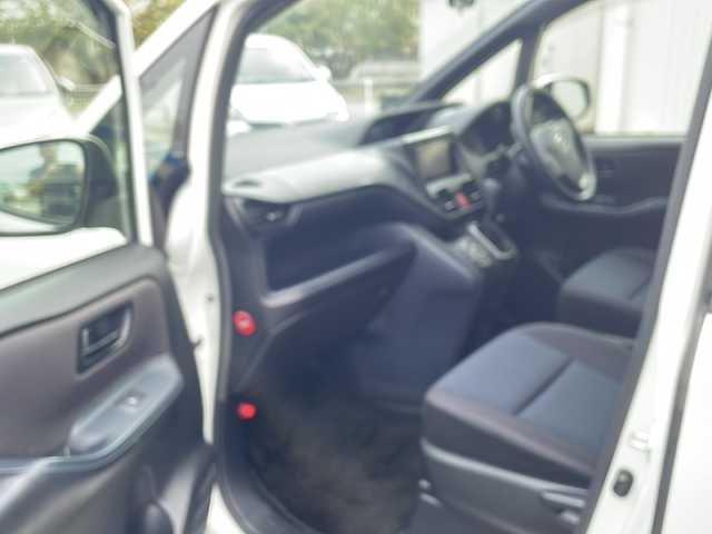 トヨタ ヴォクシー 熊本県 2014(平26)年 13.7万km ホワイトパールクリスタルシャイン (株)IDOMが運営する【じしゃロン熊本店】の自社ローン対象車両になります。こちらは現金ご利用時の価格です。自社ローンご希望の方は別途その旨お申付け下さい。/純正ナビ（NSZT-W64）/バックカメラ/純正フリップダウンモニター/DVD/CD/Bluetooth接続/ビルトインETC/両側パワースライドドア/コーナーセンサー/LEDヘッドライト/オートライト/スマートキー