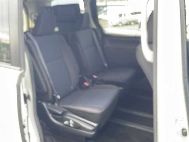 トヨタ ヴォクシー 熊本県 2014(平26)年 13.7万km ホワイトパールクリスタルシャイン (株)IDOMが運営する【じしゃロン熊本店】の自社ローン対象車両になります。こちらは現金ご利用時の価格です。自社ローンご希望の方は別途その旨お申付け下さい。/純正ナビ（NSZT-W64）/バックカメラ/純正フリップダウンモニター/DVD/CD/Bluetooth接続/ビルトインETC/両側パワースライドドア/コーナーセンサー/LEDヘッドライト/オートライト/スマートキー