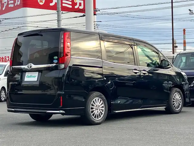トヨタ エスクァイア Gi 静岡県 2015(平27)年 8.4万km ブラック 純正ナビ(CD/DVD/BT/フルセグ)/バックカメラ/純正ETC/11インチ後席モニター/Wオートエアコン/エンジンスタートボタン/パワーステアリング/パワーウィンドウ/取扱説明書/アイドリングストップ/スマートキー/スペアキー１本/クルーズコントロール/三列シート/ウォークスルー/チップアップシート/純正フロアマット/合皮シート/D席N席シートヒーター/両側パワースライドドア/純正アルミホイール/ABS/横滑り防止装置/オートライト/オートマチックハイビーム/LEDヘッドライト/Wエアバック