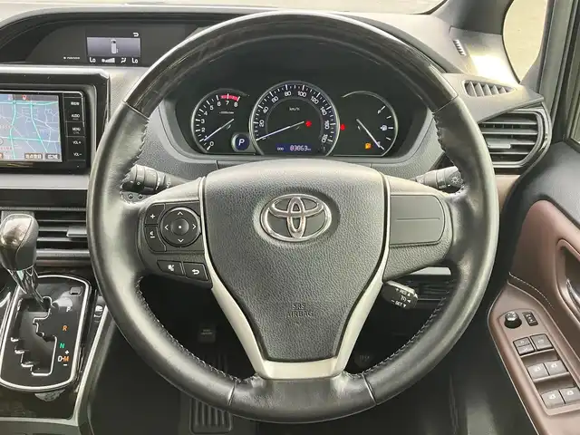 トヨタ エスクァイア Gi 静岡県 2015(平27)年 8.4万km ブラック 純正ナビ(CD/DVD/BT/フルセグ)/バックカメラ/純正ETC/11インチ後席モニター/Wオートエアコン/エンジンスタートボタン/パワーステアリング/パワーウィンドウ/取扱説明書/アイドリングストップ/スマートキー/スペアキー１本/クルーズコントロール/三列シート/ウォークスルー/チップアップシート/純正フロアマット/合皮シート/D席N席シートヒーター/両側パワースライドドア/純正アルミホイール/ABS/横滑り防止装置/オートライト/オートマチックハイビーム/LEDヘッドライト/Wエアバック