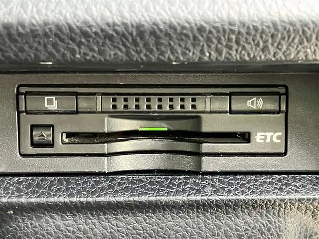トヨタ エスクァイア Gi 静岡県 2015(平27)年 8.4万km ブラック 純正ナビ(CD/DVD/BT/フルセグ)/バックカメラ/純正ETC/11インチ後席モニター/Wオートエアコン/エンジンスタートボタン/パワーステアリング/パワーウィンドウ/取扱説明書/アイドリングストップ/スマートキー/スペアキー１本/クルーズコントロール/三列シート/ウォークスルー/チップアップシート/純正フロアマット/合皮シート/D席N席シートヒーター/両側パワースライドドア/純正アルミホイール/ABS/横滑り防止装置/オートライト/オートマチックハイビーム/LEDヘッドライト/Wエアバック