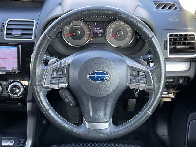 スバル フォレスター 2．0i－L アイサイト 道央・札幌 2015(平27)年 6.4万km アイスシルバーメタリック ４WD/社外メモリーナビ/CD/DVD/BT/フルセグ/アイサイト/衝突被害軽減ブレーキ/横滑り防止装置/レーダークルーズコントロール/レーンキープアシスト/XMODE/SI-DRIVE/バックカメラ/ビルトインETC/アイドリングストップ/前席シートヒーター/革巻きステアリング/ステアリングリモコン/パドルシフト/プッシュスタート/スマートキー/LEDヘッドライト/オートライト/フォグランプ/電動格納ミラー/ウィンカーミラー/純正フロアマット/ドアバイザー