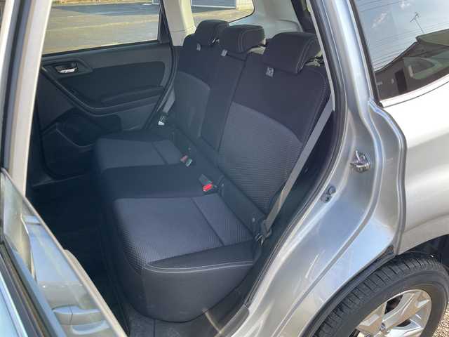 スバル フォレスター 2．0i－L アイサイト 道央・札幌 2015(平27)年 6.4万km アイスシルバーメタリック ４WD/社外メモリーナビ/CD/DVD/BT/フルセグ/アイサイト/衝突被害軽減ブレーキ/横滑り防止装置/レーダークルーズコントロール/レーンキープアシスト/XMODE/SI-DRIVE/バックカメラ/ビルトインETC/アイドリングストップ/前席シートヒーター/革巻きステアリング/ステアリングリモコン/パドルシフト/プッシュスタート/スマートキー/LEDヘッドライト/オートライト/フォグランプ/電動格納ミラー/ウィンカーミラー/純正フロアマット/ドアバイザー