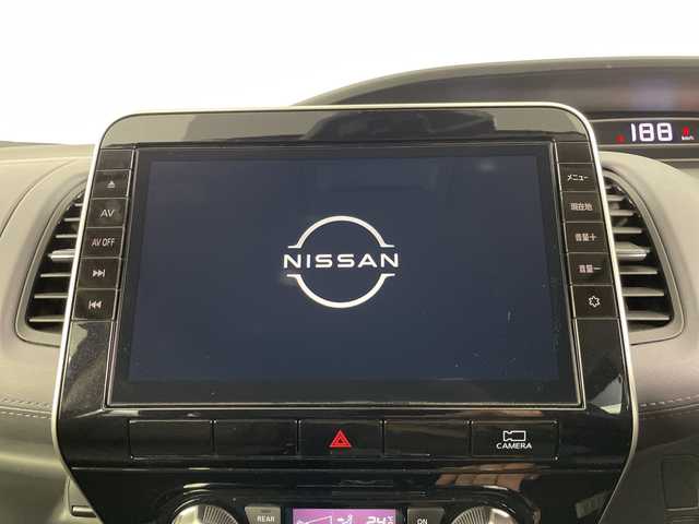 日産 セレナ ハイウェイスター V 埼玉県 2022(令4)年 3万km ダークメタルグレー 純正ナビ/(Bluetooth/CD/DVD/Blu-ray/USB/AM/FM)/地デジワンセグ/全方位カメラ/ドライブレコーダー/ETC/プロパイロット/ブラインドスポットモニター/車線逸脱警報/衝突軽減ブレーキ/標識認識機能/電子パーキングシステム/オートブレーキホールド/デジタルインナーミラー/ロールサンシェード/プッシュスタート/ステアリングリモコン/ウィンカーミラー/フロントフォグランプ/純正フロアマット/純正ドアバイザー/純正16インチアルミホイール