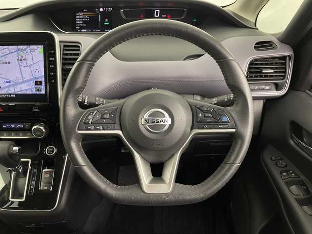 日産 セレナ ハイウェイスター V 埼玉県 2022(令4)年 3万km ダークメタルグレー 純正ナビ/(Bluetooth/CD/DVD/Blu-ray/USB/AM/FM)/地デジワンセグ/全方位カメラ/ドライブレコーダー/ETC/プロパイロット/ブラインドスポットモニター/車線逸脱警報/衝突軽減ブレーキ/標識認識機能/電子パーキングシステム/オートブレーキホールド/デジタルインナーミラー/ロールサンシェード/プッシュスタート/ステアリングリモコン/ウィンカーミラー/フロントフォグランプ/純正フロアマット/純正ドアバイザー/純正16インチアルミホイール