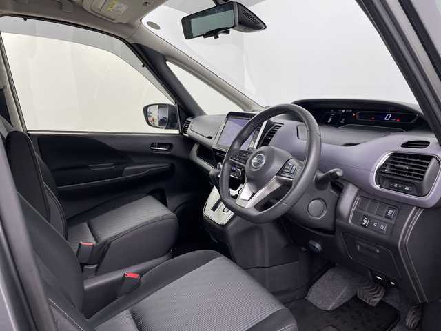 日産 セレナ ハイウェイスター V 埼玉県 2022(令4)年 3万km ダークメタルグレー 純正ナビ/(Bluetooth/CD/DVD/Blu-ray/USB/AM/FM)/地デジワンセグ/全方位カメラ/ドライブレコーダー/ETC/プロパイロット/ブラインドスポットモニター/車線逸脱警報/衝突軽減ブレーキ/標識認識機能/電子パーキングシステム/オートブレーキホールド/デジタルインナーミラー/ロールサンシェード/プッシュスタート/ステアリングリモコン/ウィンカーミラー/フロントフォグランプ/純正フロアマット/純正ドアバイザー/純正16インチアルミホイール