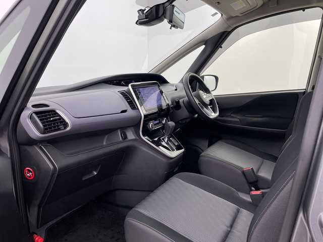 日産 セレナ ハイウェイスター V 埼玉県 2022(令4)年 3万km ダークメタルグレー 純正ナビ/(Bluetooth/CD/DVD/Blu-ray/USB/AM/FM)/地デジワンセグ/全方位カメラ/ドライブレコーダー/ETC/プロパイロット/ブラインドスポットモニター/車線逸脱警報/衝突軽減ブレーキ/標識認識機能/電子パーキングシステム/オートブレーキホールド/デジタルインナーミラー/ロールサンシェード/プッシュスタート/ステアリングリモコン/ウィンカーミラー/フロントフォグランプ/純正フロアマット/純正ドアバイザー/純正16インチアルミホイール