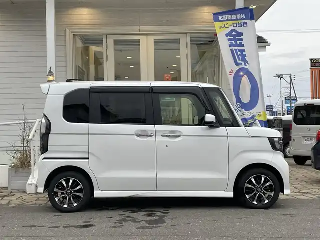 ホンダ Ｎ ＢＯＸ カスタム G L ホンダセンシング 秋田県 2019(令1)年 13.3万km プラチナホワイトパール (株)IDOMが運営する【じしゃロン秋田店】の自社ローン対象車両になります。こちらは現金ご利用時の価格です。自社ローンご希望の方は別途その旨お申付け下さい。/Honda SENSING/衝突軽減ブレーキ（CMBS）/誤発進抑制機能/後方誤発進抑制機能/近距離衝突軽減ブレーキ/歩行者事故低減ステアリング/路外逸脱抑制機能/アダプティブクルーズコントロール（ACC）/車線維持支援システム（LKAS）/先行車発進お知らせ機能/標識認識機能/オートハイビーム/パーキングセンサーシステム/純正SDナビ【CD/DVD/Bluetooth/Apple CarPlay/SD/USB/Music Rack/AUX/iPod】/バックカメラ/フルセグTV/ETC/両側パワースライドドア/前席シートヒーター