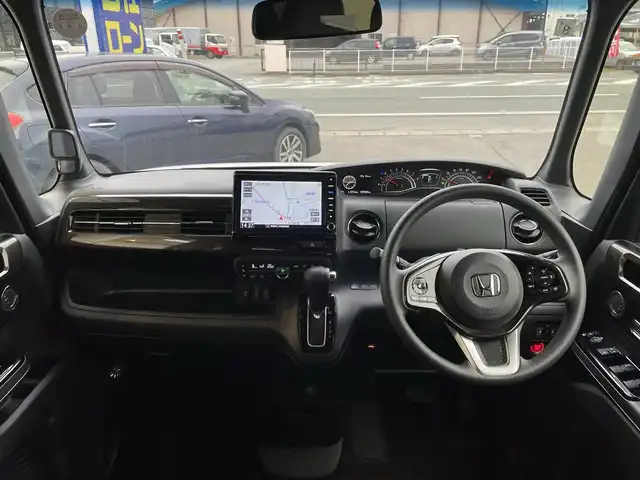 ホンダ Ｎ ＢＯＸ カスタム G L ホンダセンシング 秋田県 2019(令1)年 13.3万km プラチナホワイトパール (株)IDOMが運営する【じしゃロン秋田店】の自社ローン対象車両になります。こちらは現金ご利用時の価格です。自社ローンご希望の方は別途その旨お申付け下さい。/Honda SENSING/衝突軽減ブレーキ（CMBS）/誤発進抑制機能/後方誤発進抑制機能/近距離衝突軽減ブレーキ/歩行者事故低減ステアリング/路外逸脱抑制機能/アダプティブクルーズコントロール（ACC）/車線維持支援システム（LKAS）/先行車発進お知らせ機能/標識認識機能/オートハイビーム/パーキングセンサーシステム/純正SDナビ【CD/DVD/Bluetooth/Apple CarPlay/SD/USB/Music Rack/AUX/iPod】/バックカメラ/フルセグTV/ETC/両側パワースライドドア/前席シートヒーター