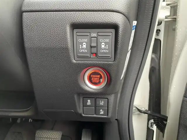 ホンダ Ｎ ＢＯＸ カスタム G L ホンダセンシング 秋田県 2019(令1)年 13.3万km プラチナホワイトパール (株)IDOMが運営する【じしゃロン秋田店】の自社ローン対象車両になります。こちらは現金ご利用時の価格です。自社ローンご希望の方は別途その旨お申付け下さい。/Honda SENSING/衝突軽減ブレーキ（CMBS）/誤発進抑制機能/後方誤発進抑制機能/近距離衝突軽減ブレーキ/歩行者事故低減ステアリング/路外逸脱抑制機能/アダプティブクルーズコントロール（ACC）/車線維持支援システム（LKAS）/先行車発進お知らせ機能/標識認識機能/オートハイビーム/パーキングセンサーシステム/純正SDナビ【CD/DVD/Bluetooth/Apple CarPlay/SD/USB/Music Rack/AUX/iPod】/バックカメラ/フルセグTV/ETC/両側パワースライドドア/前席シートヒーター