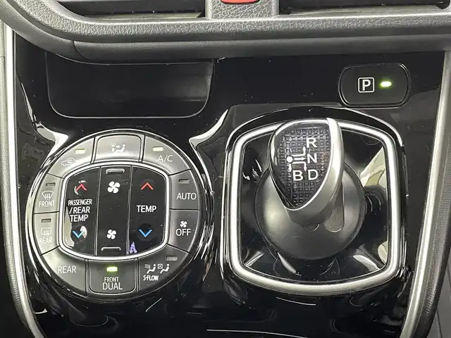 トヨタ エスクァイア ハイブリッド Gi 熊本県 2015(平27)年 8万km スパークリングブラックパールクリスタルシャイン 社外ナビEX10（ＣＤ・ＤＶＤ・フルセグ・ＢＴ・ＳＤ）/バックカメラ　/社外前方ドライブレコーダー　/アルパインフリップダウンモニター/ビルトインＥＴＣ　/両側パワースライドドア　/前席シートヒーター　/クルーズコントロール　/置くだけ充電/横滑り防止/先行車発進お知らせ/トラクションコントール/純正フロアマット/純正１５インチAW/オートライト/LEDヘッドライト/フォグライト/スマートキー/プッシュスタート/スペアキー1本/保証書/取扱説明書