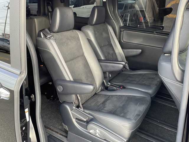 トヨタ ヴォクシー ZS 煌Ⅲ 宮城県 2021(令3)年 3.5万km ブラック ALPIBE10型フリップダウンモニター/Toyota Safety Sense P	/・プリクラッシュセーフティ	/・レーンディパーチャーアラート	/・オートマチックハイビーム	/・クリアランスソナー/クルーズコントロール/ALPINE11型ナビ/・CD.DVD.SD.USB.BT.HDMI/フルセグTV/バックカメラ/社外エアロパーツ（F.S.R）/スピードマフラー/両側パワースライドドア/ハーフレザーシート/社外ドライブレコーダー（FR）/ビルトインETC/プッシュスタート/スマートキー/横滑り防止装置/アイドリングストップ/LEDヘッドライト/イエローフォグランプ/社外18inAW/ロールサンシェード/シートバックテーブル