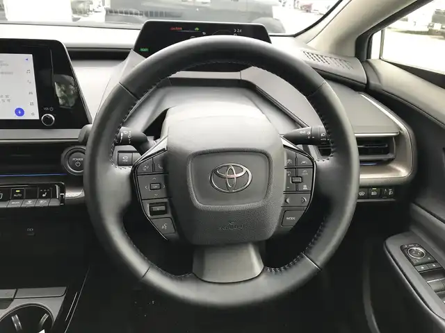 トヨタ プリウス U 富山県 2023(令5)年 2.6万km プラチナホワイトパールマイカ 純正ディスプレイオーディオ/Bluetooth/全周囲カメラ/ドライブレコーダー/プリクラッシュセーフティ/クリアランスソナー/レーンキープアシスト/レーダークルーズコントロール/革巻きステアリング/ステアリングスイッチ/シートヒーター/ステアリンヒーター/プッシュスタート/スマートキー/ETC2.0