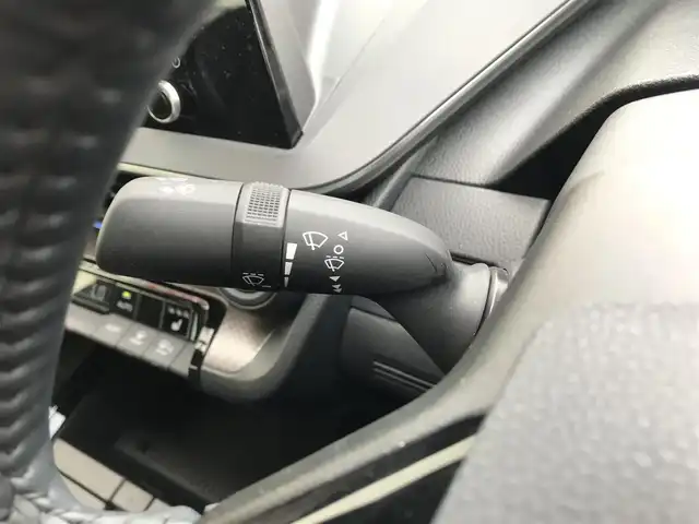 トヨタ プリウス U 富山県 2023(令5)年 2.6万km プラチナホワイトパールマイカ 純正ディスプレイオーディオ/Bluetooth/全周囲カメラ/ドライブレコーダー/プリクラッシュセーフティ/クリアランスソナー/レーンキープアシスト/レーダークルーズコントロール/革巻きステアリング/ステアリングスイッチ/シートヒーター/ステアリンヒーター/プッシュスタート/スマートキー/ETC2.0