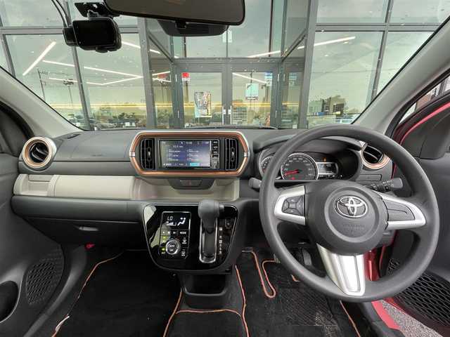 トヨタ パッソ モーダ　チャーム 栃木県 2023(令5)年 1.5万km ピンクⅡ スマートアシスト3/・衝突回避支援ブレーキ/・誤発進抑制制御機能/・車線逸脱警報機能/・オートハイビーム/・先行車発進お知らせ機能/純正メモリナビ/TV/AM/FM/CD/Bluetooth/全方位カメラ/ETC/前後ドライブレコーダー/ハーフレザーシート/シートヒーター/スマートキー×2/LEDヘッドライト/LEDフォグランプ/アイドリングストップ/コーナーセンサー/純正14インチAW