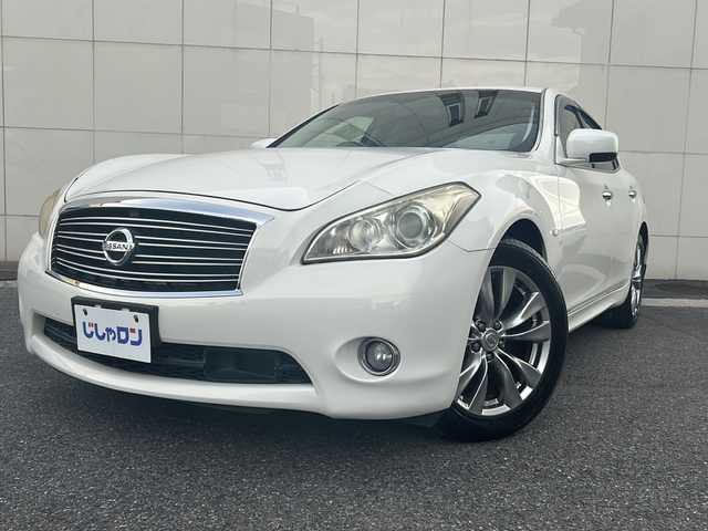 日産 フーガ ハイブリッド 埼玉県 2012(平24)年 7万km クリスタルホワイトパール (株)IDOMが運営する【じしゃロン熊谷店】の自社ローン専用車両になりますこちらは現金またはオートローンご利用時の価格です。自社ローンご希望の方は別途その旨お申付け下さい/純正ナビ/（ワンセグTV/Bluetooth/CD/DVD/AM/FM/）/ETC/バックカメラ/クルーズコントロール/オートライト/運転席ポジションメモリ/前席パワーシート/フォグランプ/HIDヘッドライト/ドアバイザー/純正AW/純正フロアマット/カーテンエアバッグ/車両・ナビ取扱説明書/保証書