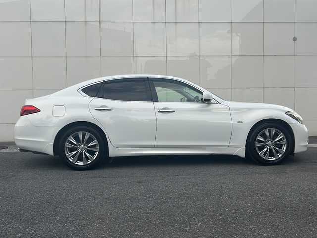 日産 フーガ ハイブリッド 埼玉県 2012(平24)年 7万km クリスタルホワイトパール (株)IDOMが運営する【じしゃロン熊谷店】の自社ローン専用車両になりますこちらは現金またはオートローンご利用時の価格です。自社ローンご希望の方は別途その旨お申付け下さい/純正ナビ/（ワンセグTV/Bluetooth/CD/DVD/AM/FM/）/ETC/バックカメラ/クルーズコントロール/オートライト/運転席ポジションメモリ/前席パワーシート/フォグランプ/HIDヘッドライト/ドアバイザー/純正AW/純正フロアマット/カーテンエアバッグ/車両・ナビ取扱説明書/保証書