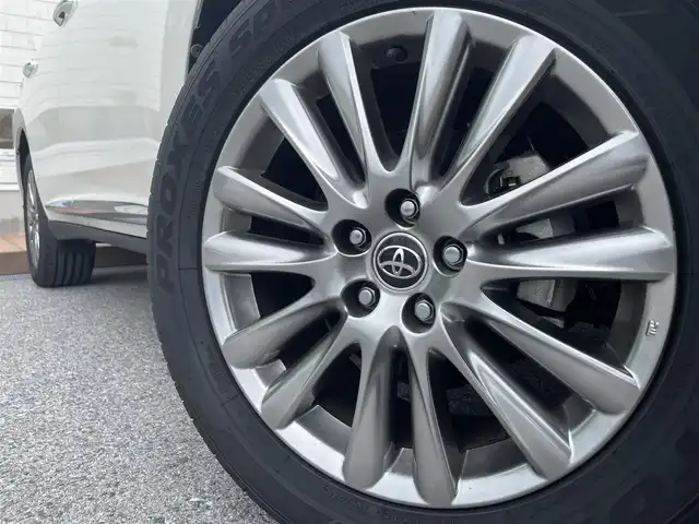 トヨタ ハリアー プレミアム 滋賀県 2017(平29)年 3.9万km ホワイトパールクリスタルシャイン ガラスサンルーフ/純正ALPINEナビ　【EX9V】/（AM/FM/CD/DVD/SD/USB/フルセグ/Bluetooth）/ETC/バックカメラ/横滑り防止装置/クルーズコントロール/アイドリングストップ/レーンキープアシスト/アイドリングストップ/黒革シート/運転席・助手席メモリー付きパワーシート/運転席・助手席シートヒーター/ウッドコンビステアリング/ステアリングスイッチ/電動リアゲート/電動格納ミラー/オートライト/フロントフォグ/オートハイビーム/LEDヘッドライト/プッシュスタート/スマートキー/スペアキー/パワーウインドウ/パワーステアリング
