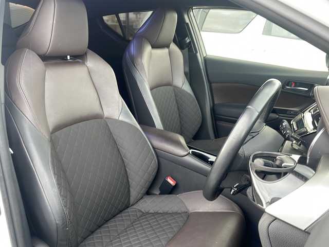 トヨタ Ｃ－ＨＲ G－T 道東・釧路十勝 2017(平29)年 7.4万km ホワイトパールクリスタルシャイン ・４WD/・寒冷地仕様/・社外SDメモリナビ/（CD・DVD・BT・ラジオ・HDMI・フルセグ）/・バックカメラ/・ETC/・純正エンジンスターター/・ハーフレザーシート/・前席シートヒーター/・レーダークルーズコントロール/・電動パーキング/・オートブレーキホールド/・MTモード付AT/・スマートキー/・プッシュスタート/・横滑り防止装置/・前後コーナーセンサー/・レーンキープアシスト/・オートライト/・LEDヘッドライト/・オートマチックハイビーム/・保証書/・取扱説明書