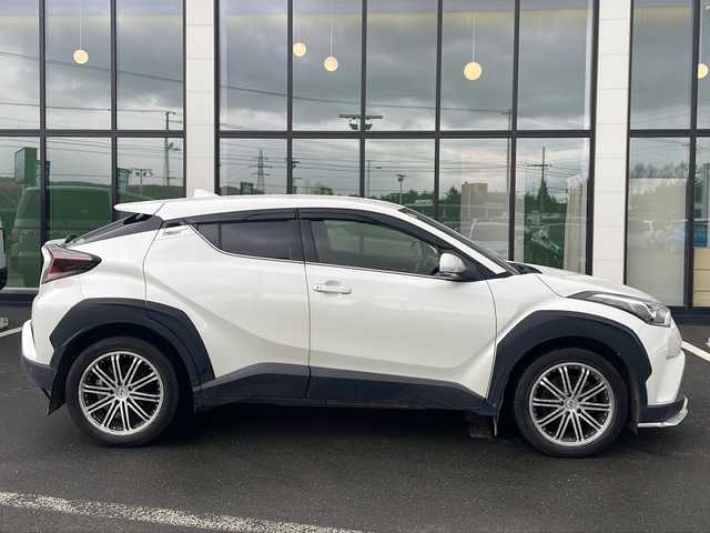 トヨタ Ｃ－ＨＲ G－T 道東・釧路十勝 2017(平29)年 7.4万km ホワイトパールクリスタルシャイン ・４WD/・寒冷地仕様/・社外SDメモリナビ/（CD・DVD・BT・ラジオ・HDMI・フルセグ）/・バックカメラ/・ETC/・純正エンジンスターター/・ハーフレザーシート/・前席シートヒーター/・レーダークルーズコントロール/・電動パーキング/・オートブレーキホールド/・MTモード付AT/・スマートキー/・プッシュスタート/・横滑り防止装置/・前後コーナーセンサー/・レーンキープアシスト/・オートライト/・LEDヘッドライト/・オートマチックハイビーム/・保証書/・取扱説明書