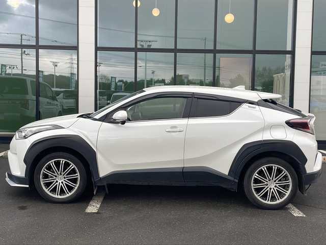 トヨタ Ｃ－ＨＲ G－T 道東・釧路十勝 2017(平29)年 7.4万km ホワイトパールクリスタルシャイン ・４WD/・寒冷地仕様/・社外SDメモリナビ/（CD・DVD・BT・ラジオ・HDMI・フルセグ）/・バックカメラ/・ETC/・純正エンジンスターター/・ハーフレザーシート/・前席シートヒーター/・レーダークルーズコントロール/・電動パーキング/・オートブレーキホールド/・MTモード付AT/・スマートキー/・プッシュスタート/・横滑り防止装置/・前後コーナーセンサー/・レーンキープアシスト/・オートライト/・LEDヘッドライト/・オートマチックハイビーム/・保証書/・取扱説明書