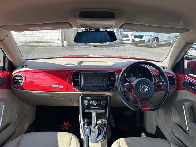 フォルクスワーゲン ザ・ビートル デザイン 大分県 2019(平31)年 8.1万km 赤 Volkswagen 純正ナビゲーションシステム/“716SDCW”【OP】/【Bluetooth/フルセグTV/DVD/CD/SD】/本革シート/前席シートヒーター/社外前後ドライブレコーダー/外部端子接続：USB/バックカメラ/スタティックコーナリングライト/ブラインドスポットディクション/ドライバー疲労検知システム/リアトラフィックアラート/ECS/ABS/ブレーキアシスト/バイセンキセノンヘッドライト【OP】/プッシュスタート/スマートキー2本/保証書/取扱説明書