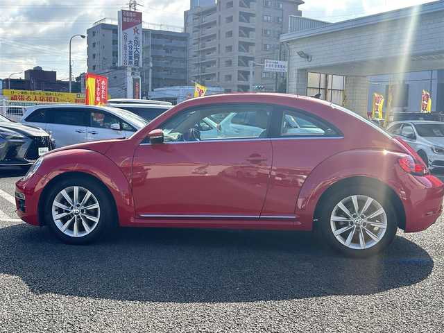 フォルクスワーゲン ザ・ビートル デザイン 大分県 2019(平31)年 8.1万km 赤 Volkswagen 純正ナビゲーションシステム/“716SDCW”【OP】/【Bluetooth/フルセグTV/DVD/CD/SD】/本革シート/前席シートヒーター/社外前後ドライブレコーダー/外部端子接続：USB/バックカメラ/スタティックコーナリングライト/ブラインドスポットディクション/ドライバー疲労検知システム/リアトラフィックアラート/ECS/ABS/ブレーキアシスト/バイセンキセノンヘッドライト【OP】/プッシュスタート/スマートキー2本/保証書/取扱説明書