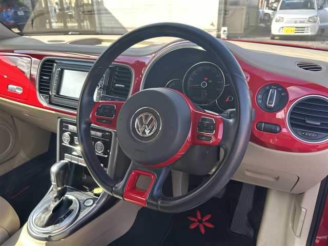 フォルクスワーゲン ザ・ビートル デザイン 大分県 2019(平31)年 8.1万km 赤 Volkswagen 純正ナビゲーションシステム/“716SDCW”【OP】/【Bluetooth/フルセグTV/DVD/CD/SD】/本革シート/前席シートヒーター/社外前後ドライブレコーダー/外部端子接続：USB/バックカメラ/スタティックコーナリングライト/ブラインドスポットディクション/ドライバー疲労検知システム/リアトラフィックアラート/ECS/ABS/ブレーキアシスト/バイセンキセノンヘッドライト【OP】/プッシュスタート/スマートキー2本/保証書/取扱説明書