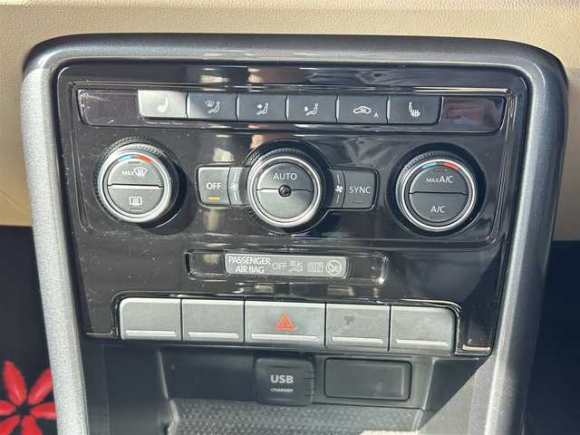 フォルクスワーゲン ザ・ビートル デザイン 大分県 2019(平31)年 8.1万km 赤 Volkswagen 純正ナビゲーションシステム/“716SDCW”【OP】/【Bluetooth/フルセグTV/DVD/CD/SD】/本革シート/前席シートヒーター/社外前後ドライブレコーダー/外部端子接続：USB/バックカメラ/スタティックコーナリングライト/ブラインドスポットディクション/ドライバー疲労検知システム/リアトラフィックアラート/ECS/ABS/ブレーキアシスト/バイセンキセノンヘッドライト【OP】/プッシュスタート/スマートキー2本/保証書/取扱説明書