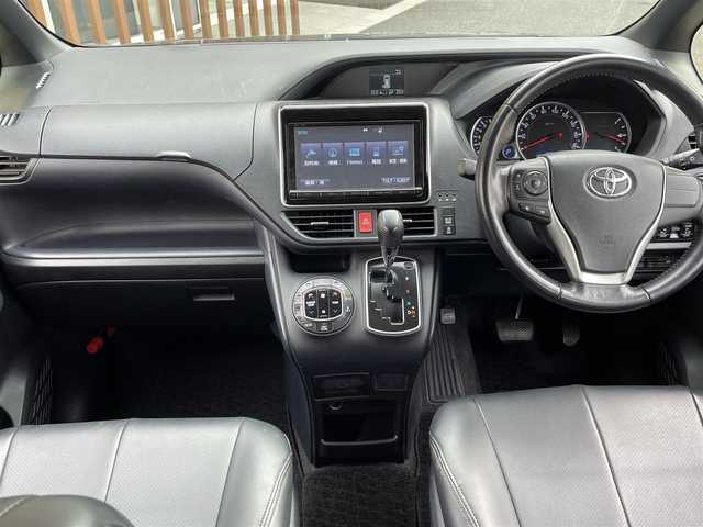 トヨタ ヴォクシー ZS 千葉県 2015(平27)年 13.6万km ブラック (株)IDOMが運営する【じしゃロン八千代店】の自社ローン対象車両になります。こちらは現金またはオートローンご利用時の価格です。自社ローンご希望の方は別途その旨お申付け下さい/両側パワースライドドア/LEDヘッドライト/ETC/Bluetooth接続