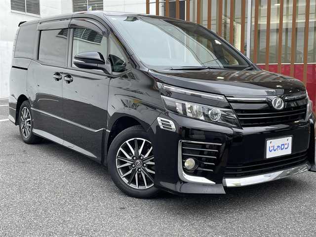 トヨタ ヴォクシー ZS 千葉県 2015(平27)年 13.6万km ブラック (株)IDOMが運営する【じしゃロン八千代店】の自社ローン対象車両になります。こちらは現金またはオートローンご利用時の価格です。自社ローンご希望の方は別途その旨お申付け下さい/両側パワースライドドア/LEDヘッドライト/ETC/Bluetooth接続