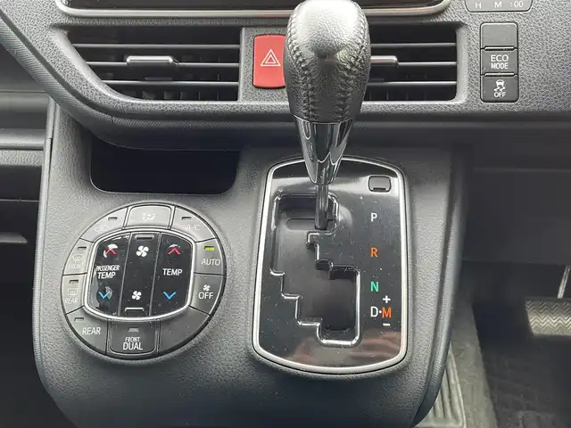 トヨタ ヴォクシー ZS 千葉県 2015(平27)年 13.6万km ブラック (株)IDOMが運営する【じしゃロン八千代店】の自社ローン対象車両になります。こちらは現金またはオートローンご利用時の価格です。自社ローンご希望の方は別途その旨お申付け下さい/両側パワースライドドア/LEDヘッドライト/ETC/Bluetooth接続